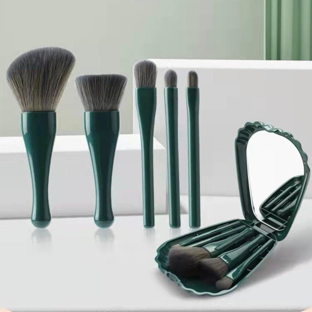 Shell Makeup Brush Set With Mirror, Eyeshadow Highlighter Foundation Brush Beauty Tool, Portable Shell Shaped Mirror Case  Brush Set, Convenient Small Portable Makeup Tool for Travel, Cosmetic Brushes Kit with Mirror Case