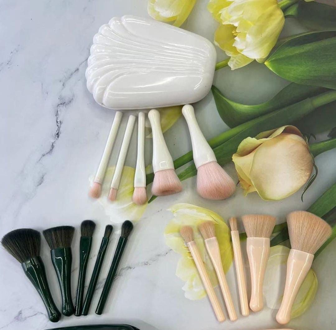 Shell Makeup Brush Set With Mirror, Eyeshadow Highlighter Foundation Brush Beauty Tool, Portable Shell Shaped Mirror Case  Brush Set, Convenient Small Portable Makeup Tool for Travel, Cosmetic Brushes Kit with Mirror Case