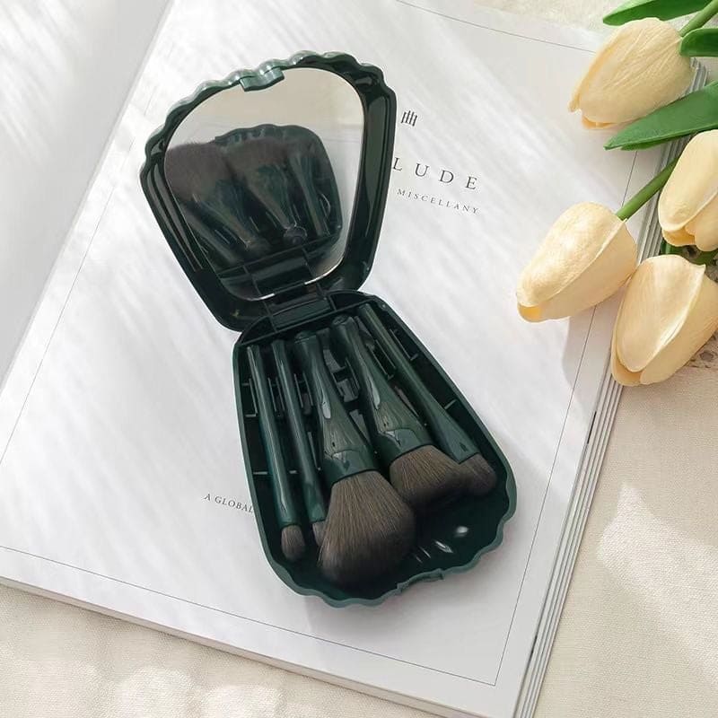 Shell Makeup Brush Set With Mirror, Eyeshadow Highlighter Foundation Brush Beauty Tool, Portable Shell Shaped Mirror Case  Brush Set, Convenient Small Portable Makeup Tool for Travel, Cosmetic Brushes Kit with Mirror Case